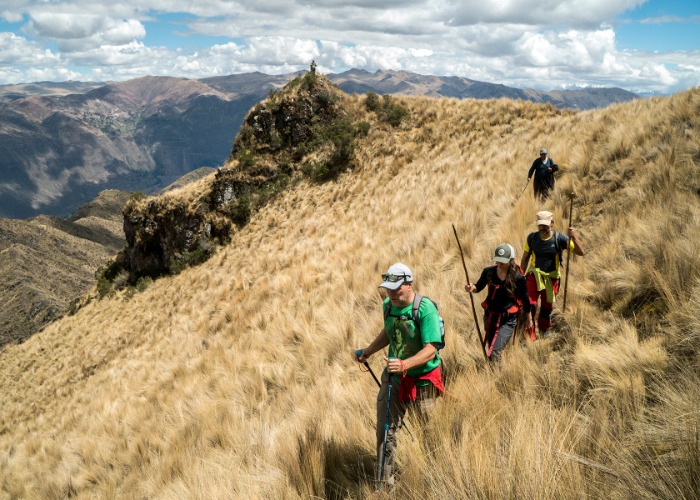 Caminata en el valle sagrado – montañas – caminata desafiante – tierras – cultivo – bosques – nativos - comunidad – tradiciones – compartir con los locales – valle sagrado – pueblo – montañas – experiencia – lamay – ruta – plaza – naturaleza – flora – fauna – comunidad – actividades al aire libre - lodge - hostel - actividades - sierra – peru – lagos – paisajes – sierra peruana – sierra cusqueña – aire libre – adrenalina – paruqe arqueológiico – pisac – camino inca – tradiciones – mercado local – artesanías
                                                                    Pueblo tradicional – no turístico – trabajo agrícola en los campos – casas tradicionales – negocios locales – granjas – criaderos – cuy – chicha – maíz morado – camitata – experiencia cusco  - valle inca – agricultores locales
                                                                    paisaje - valle - cusco - turismo - naturaleza - flora - deporte - caminata - deporte - hicking - guia - cultura - sierra - peru - aventura -  treking – adventure – sky  - sacred valley – hotel boutique – tourism – nature – escape from the city -  flora - fauna - nature – landscapes – lamay village